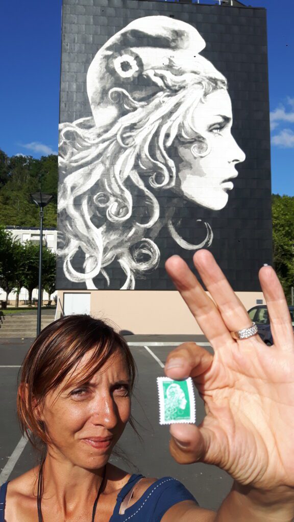 Elsa Catelin devant la fresque peinte à PERIGUEUX